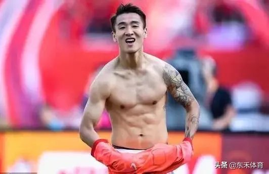 韦世豪脱衣庆祝晒肌肉，有球迷说：没纹身的话打满分，你怎么看？