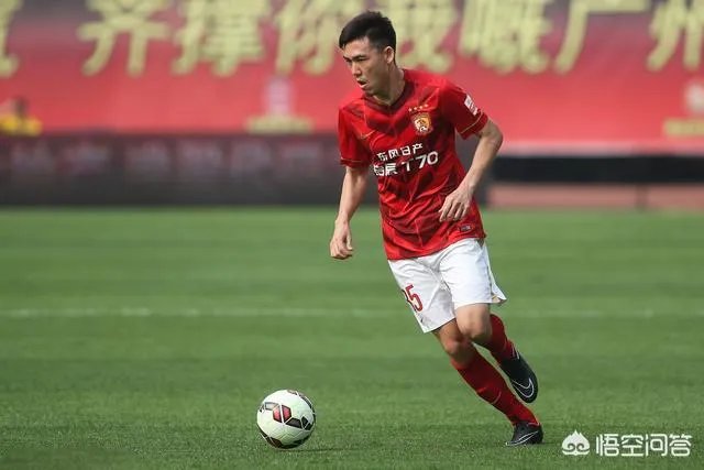 国足战威尔士，鲁能后卫郑铮力压李学鹏首发，你觉得在里皮心中谁才是中国第一左后卫？