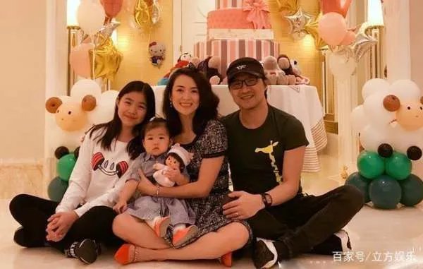 章子怡女儿醒醒脸曝光，单眼皮小肉脸随父亲，汪峰基因太强大！你怎么看？