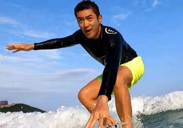 霍思燕杜江三亚冲浪接吻，他们两人有甜到你吗？