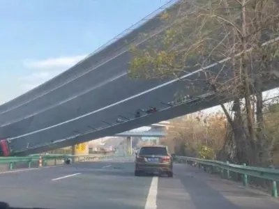 湖北一高速公路桥面侧翻，已致4死8伤，现场情况如何？