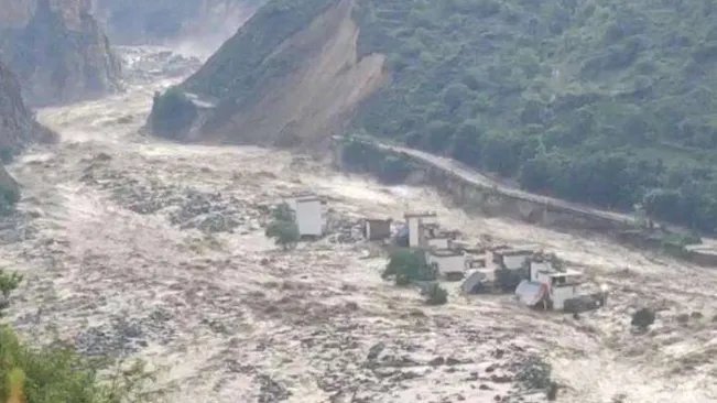 四川丹巴泥石流形成堰塞湖