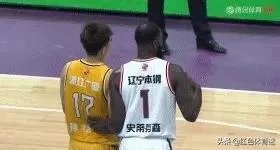 CBA第二轮，史蒂芬森一攻一防让孙铭徽领到一个技犯一个违体犯规，当时发生了什么？