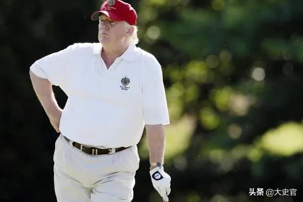 美国死亡病例10万，全国降半旗哀悼，总统却去打高尔夫，你怎么看？