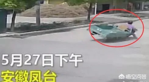 民警扶大妈被讹，大妈该得到谅解吗？