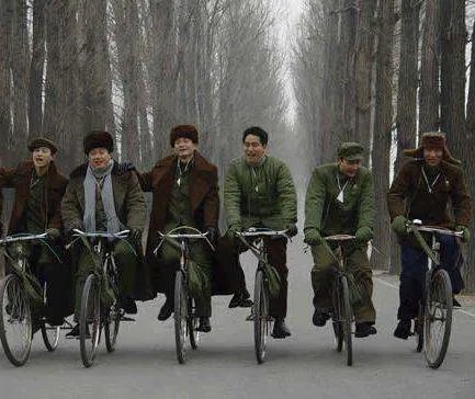 临沂91岁弟弟骑车带93岁哥哥出门赶集，你羡慕这样的兄弟情吗？