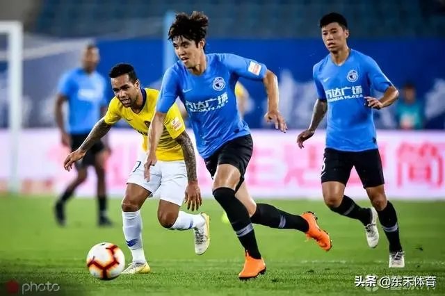 苏宁2：2一方，如何看待85分钟桑蒂尼禁区被踢倒，裁判没有表示的判罚？