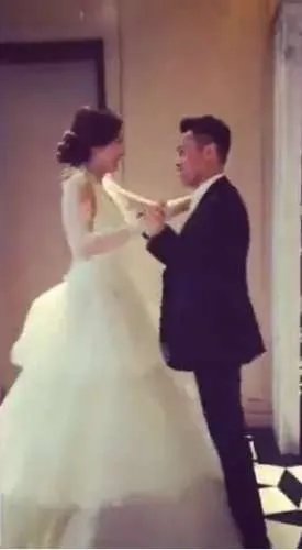 熊黛林疑将办婚礼 穿婚纱和郭可颂甜蜜拥舞