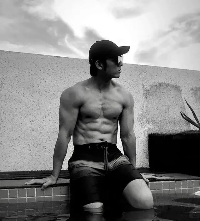 南拳妈妈组合中，39岁张杰参加健美比赛，体脂低至8%，这肌肉是认真的吗？