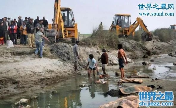 恐怖的印度水葬现场图片，超级重口味(还是别看了) 
