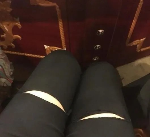 成都地铁上，美女因穿着“暴露”，竟然被老人当众辱骂。你怎么看待？