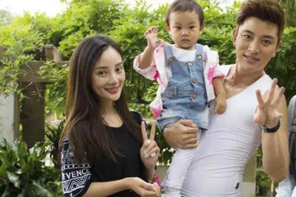 贾乃亮晒合照祝甜馨生日快乐，为什么合照中只有父女俩？