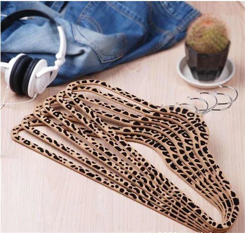 布衣架与塑料衣架哪个好  4种布衣架款式介绍