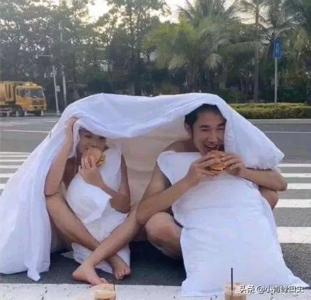 情侣半裸裹床单睡斑马线拍婚纱照，拿生命当儿戏，你有何看法？