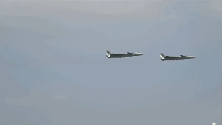 歼20服役和歼20列装意思一样吗？