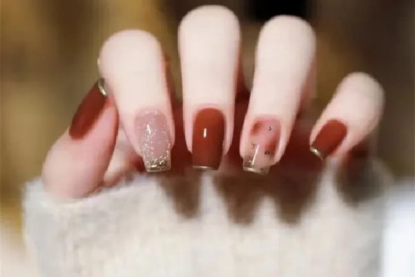 女子回村美甲太长被妈妈剪掉 美甲的加固胶是干嘛的