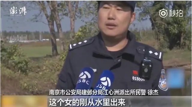 南京女司机开车玩手机，百万玛莎拉蒂进水塘报废，你怎么看？