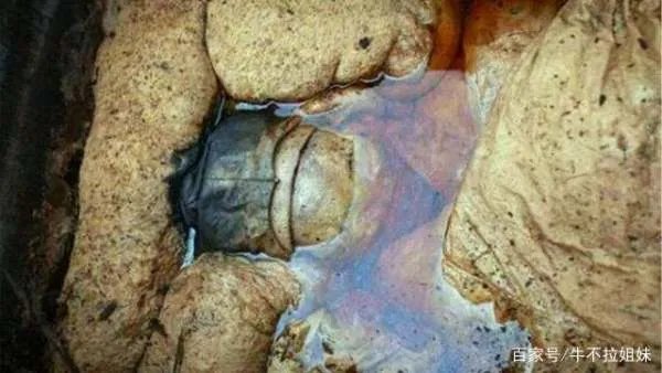 江苏挖出明朝不腐女尸，手戴绿宝石，专家褪去其衣物发现了什么呢？