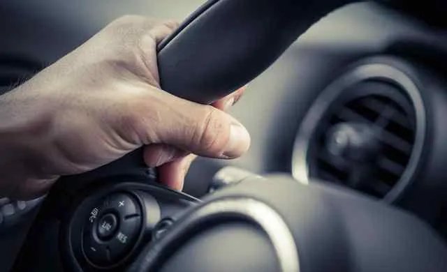 学开车怎样才能知道车身正不正？