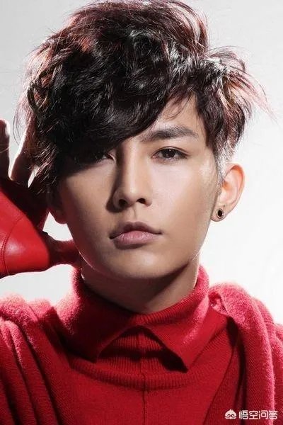 网曝炎亚纶出柜，性取向成众人笑柄，同性恋应该被善待吗？你怎么看？