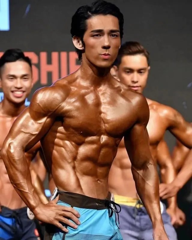 南拳妈妈组合中，39岁张杰参加健美比赛，体脂低至8%，这肌肉是认真的吗？