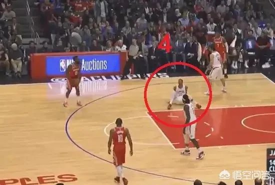 哈登晃倒韦斯利约翰逊数米远，等他站起来再投进三分，什么水平？