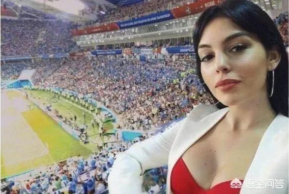 C罗向乔治娜求婚成功， 大家觉得店员出身的“罗嫂”怎么样？