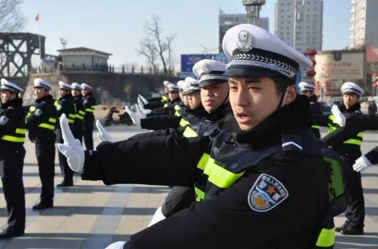 辅警执法被骂后与市民对骂是怎么回事？