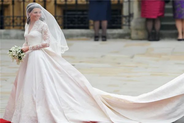 世界上最美十大婚纱：伊丽莎白二世的婚纱上镶满了1万颗珍珠