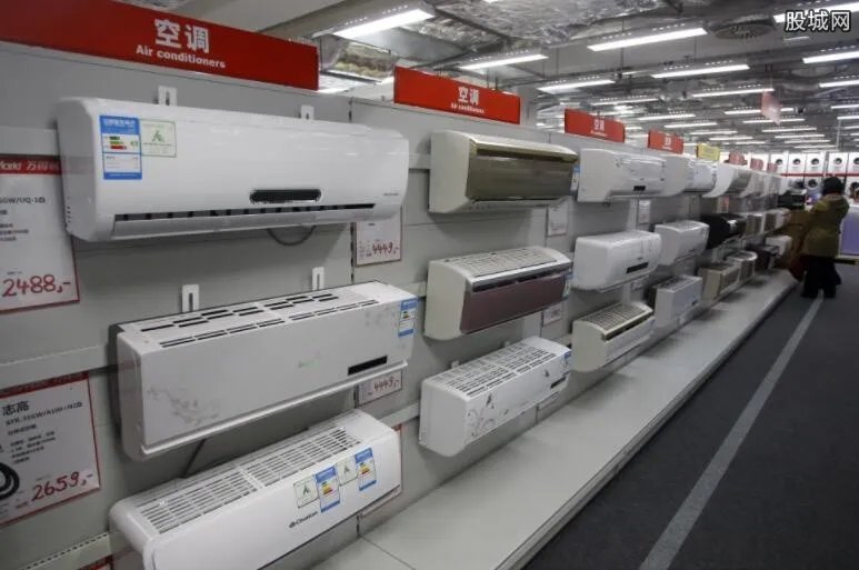 工人室外烧煤取暖被拘 冬天取暖最佳设备推荐