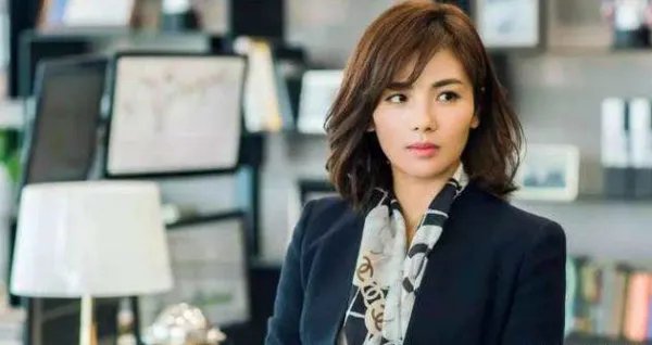 网友笑称刘涛与车晓同框的时候，网友说一个像村姑一个像贵妇，该如何看？