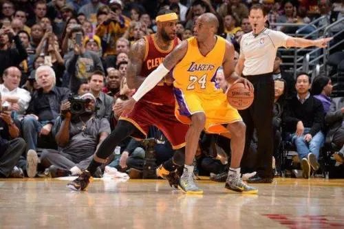 湖人主场致敬科比，詹姆斯含泪致辞，詹姆斯科比谁更强呢？