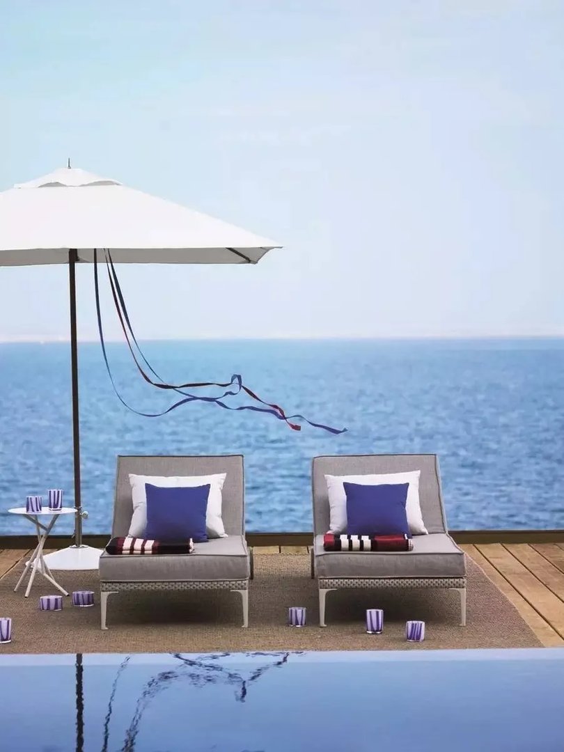 他把家具拍成了时尚大片的格调，香格里拉、四季等国际酒店都是它的忠实客户