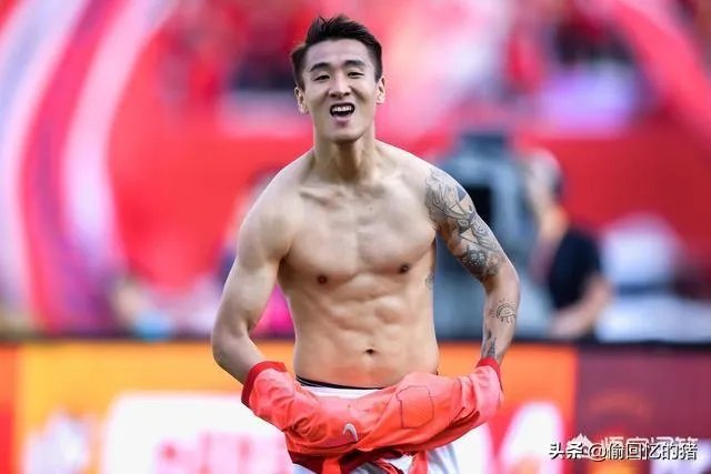 韦世豪脱衣庆祝晒肌肉，有球迷说：没纹身的话打满分，你怎么看？
