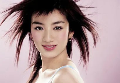 黄奕已经和前夫离婚很多年了，她现在过的这么样？