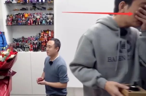 贾乃亮目睹别人求婚掩面而泣 这究竟是什么情况？