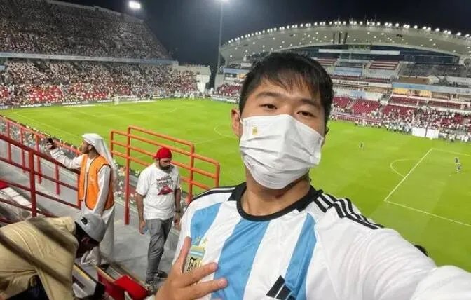 这届球迷究竟有多疯狂 中国小伙骑行2000公里到达卡塔尔勇气可嘉