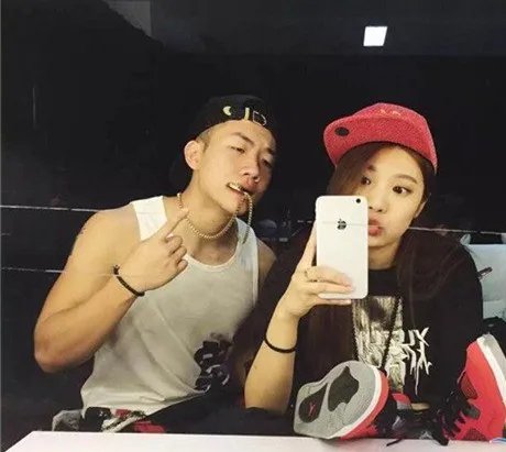 张馨月你不知道的事歌词是什么？ 听低调组合的高调音乐