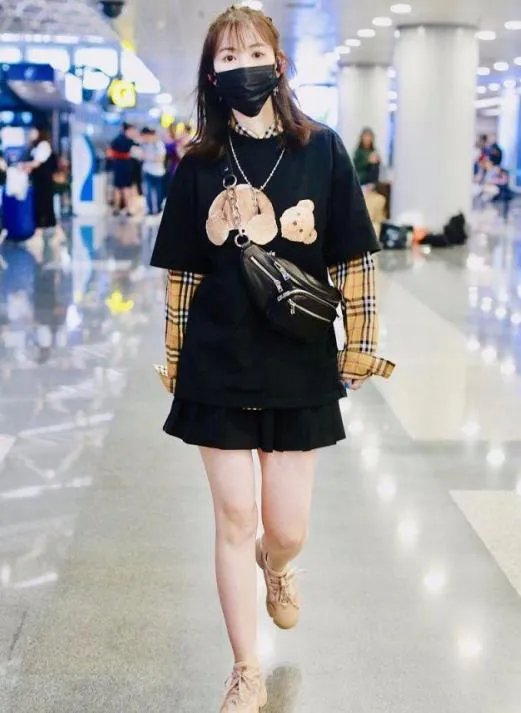 马蓉美腿吸睛现身机场，左手的戒指成为另一个焦点，有新恋情了吗？