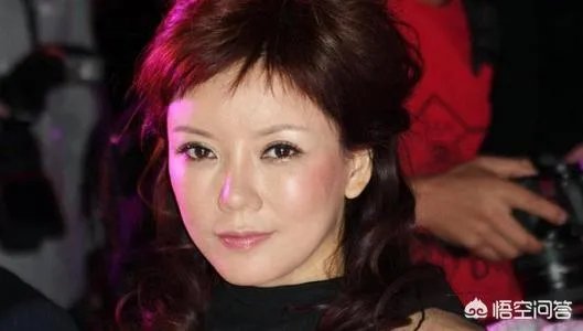 迈巴赫撞到劳斯莱斯后两人互递名片，说明了什么社会现象？