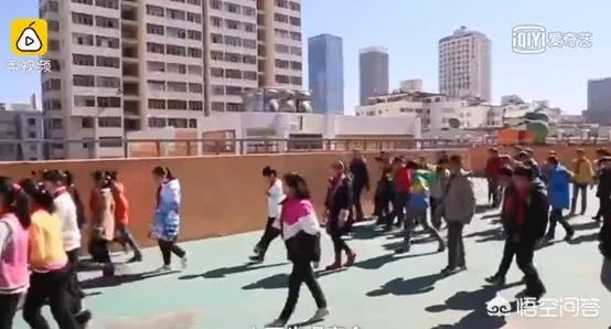 昆明一小学建“空中操场”，学生都去楼顶运动了，你怎么看？