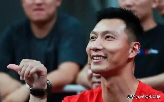 中国男篮世界杯战袍出炉，13人亮相谁最有可能无缘大名单？