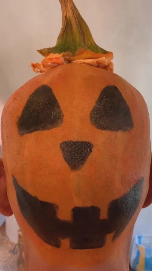 小罗伯特唐尼为新剧剃光头 孩子将其装扮成“南瓜头”