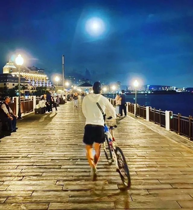 南拳妈妈组合中，39岁张杰参加健美比赛，体脂低至8%，这肌肉是认真的吗？