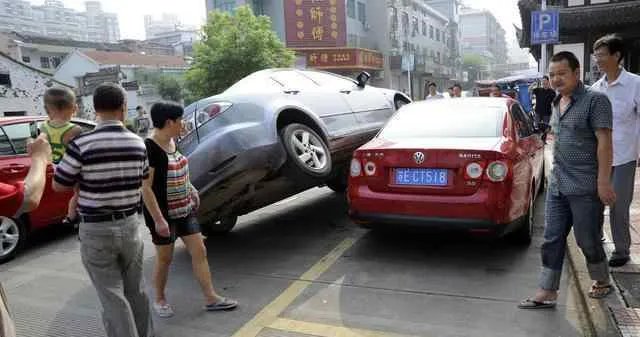 学开车怎样才能知道车身正不正？