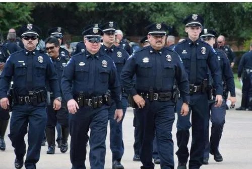 同时交往多个女朋友缺钱，大学生冒充警察查车罚款，是如何被警方发现的？