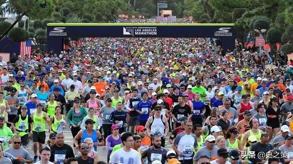 如何看待美国加州因新冠疫情影响进入紧急状态下，约27000人参赛的洛杉矶马拉松依旧正常举行？