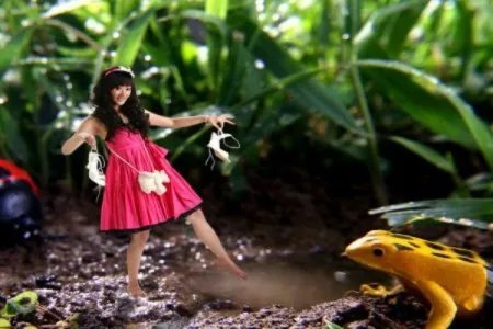 严艺丹写真照片曝光 七夕发博晒泳装照被赞有“材”