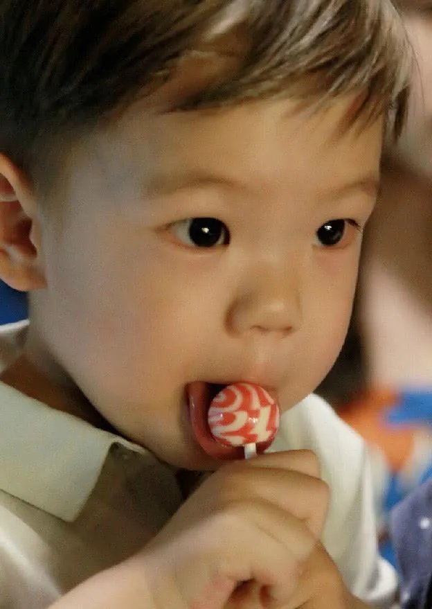 霍思燕儿子嗯哼长大了，单眼皮变成双眼皮，颜值爆表，你觉得帅吗？