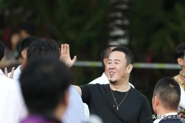 最近杨坤跟刘德华事件那么火，你们知道什么原因吗？